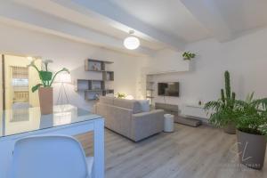 un salon avec un canapé et des plantes en pot dans l'établissement Un'Oasi di Pace, à Ferrare