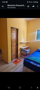Pokój z pokojem z drzwiami i pokojem z łóżkiem w obiekcie Pousada do Bentinho w mieście Atins