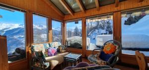 sala de estar con vistas a una montaña nevada en LUMA, en Les Collons