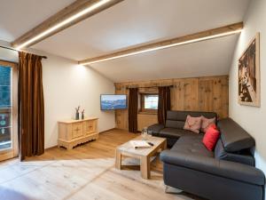 ein Wohnzimmer mit einem Sofa und einem Tisch in der Unterkunft Bauernhof Vordermühltal in Itter