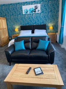 ein Wohnzimmer mit einem Sofa und einem Bett in der Unterkunft Paignton Court in Paignton