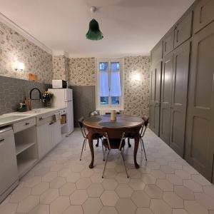 una pequeña cocina con mesa y ventana en Les Colibris - Standing et Montagnes - 3 étoiles en Cluses