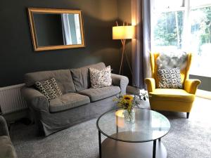 a living room with a couch and a table at Stunning 3 bedroom near NG Hospital in Sheffield
