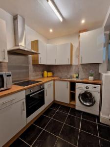 A kitchen or kitchenette at Stunning 3 bedroom near NG Hospital