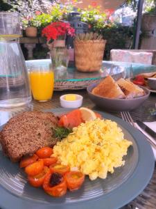 um prato azul de comida de pequeno-almoço com ovos e torradas em Bedford House & Hall em Balbriggan