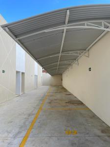 un garage vide avec un grand toit métallique dans l'établissement Ybira Loft, à Araxá