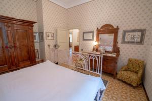 a bedroom with a bed and a desk and a chair at Aurora Holiday House in Vasto