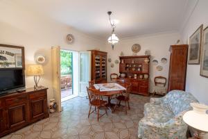 a living room with a table and chairs and a tv at Aurora Holiday House in Vasto
