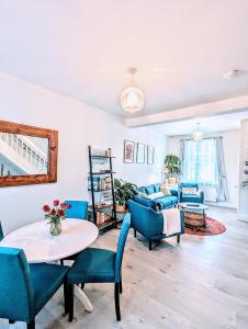 a living room with blue chairs and a table at Enjoy the Pause in the heart of Chester -free parking, 2 min walk to shops, river, cafes & direct trains to Liverpool & Manchester in Chester