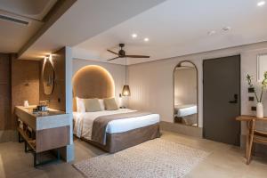 Postel nebo postele na pokoji v ubytování Paralos Venus Suites Adults Only