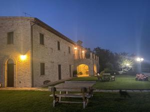 - un bâtiment avec une table de pique-nique devant dans l'établissement Agriturismo Cà Ferro, à Urbino