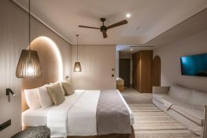 Postel nebo postele na pokoji v ubytování Paralos Venus Suites Adults Only