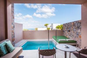 Bazén v ubytování Paralos Venus Suites Adults Only nebo v jeho okolí