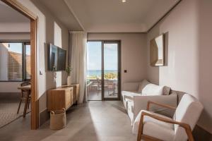 TV a/nebo společenská místnost v ubytování Paralos Venus Suites Adults Only