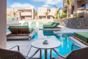 Bazén v ubytování Paralos Venus Suites Adults Only nebo v jeho okolí