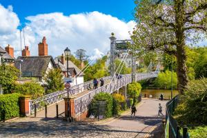 Eine Brücke in einer Stadt mit Leuten, die darauf laufen. in der Unterkunft Enjoy the Pause in the heart of Chester -free parking, 2 min walk to shops, river, cafes & direct trains to Liverpool & Manchester in Chester