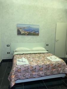 ein Schlafzimmer mit einem Bett mit zwei Handtüchern darauf in der Unterkunft Savastano house in Neapel