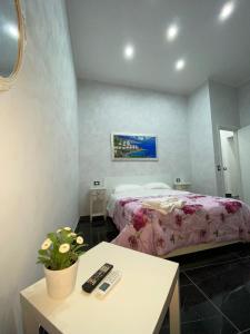 Schlafzimmer mit einem Bett und einem Tisch mit einem sidx sidx sidx in der Unterkunft Savastano house in Neapel