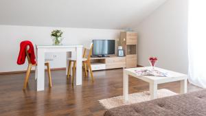 een woonkamer met een witte tafel en een tafel en stoelen bij Apartments Sandra Solitudo III in Dubrovnik