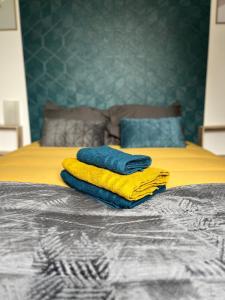 dos pilas de toallas sentadas encima de una cama en La petite Venise du Loir en Vendôme