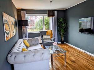 - un salon avec un canapé et une table dans l'établissement Hidden Gem !Stunning 3 bedroom home in Sheffield, à Handsworth