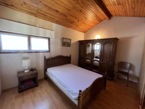 a bedroom with a bed and a wooden ceiling at Appartement Valras-Plage, 2 pièces, 6 personnes - FR-1-701-8 in Valras-Plage