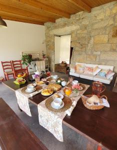 阿利若的住宿－Alijó Douro House，客厅配有餐桌和食物