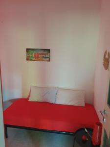 Cama en habitación con sábanas rojas en Silvimare, en Silvi Paese