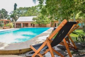 una tumbona junto a la piscina en Parador 15 en Funes