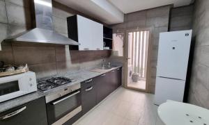 Η κουζίνα ή μικρή κουζίνα στο Agréable appartement familial