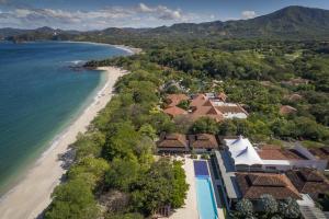 een luchtzicht op een resort en het strand bij Bougainvillea 9305 Luxury Apartment - Reserva Conchal in Playa Conchal