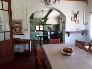 - une cuisine avec une table et un bol de fruits dans l'établissement Casa quinta Santa Ines, à Buenos Aires