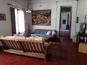 ein Wohnzimmer mit einem Sofa und einem Sofa in der Unterkunft Casa quinta Santa Ines in Buenos Aires