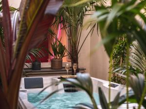 Piscina a Seven Hotel Paris o a prop