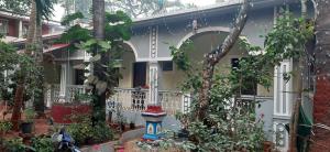 una casa con giardino di fronte di Pihu guest house a Calangute