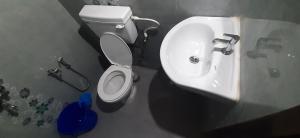 bagno con servizi igienici bianchi e lavandino di Pihu guest house a Calangute