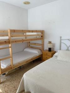 1 dormitorio con 2 literas y 1 cama en Apartamento Parque II en Los Mártires