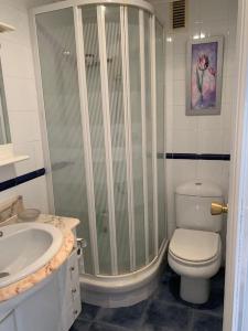 een badkamer met een douche, een toilet en een wastafel bij Apartamento Parque II in Los Mártires