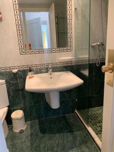 een badkamer met een wastafel en een spiegel bij Apartamento Parque II in Los Mártires