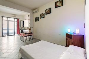 1 dormitorio con 1 cama y comedor en Essenza Holiday House - Florence - By HOST4U, en Florencia