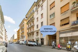 un edificio con un letrero que lee "esperia hollywood house" en Essenza Holiday House - Florence - By HOST4U, en Florencia