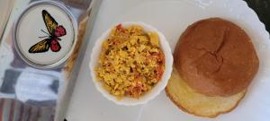 une assiette blanche avec un sandwich et un bol de nourriture dans l'établissement 3R Residency Munnar, à Munnar