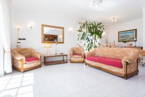 ラゴスにあるT2 Quinta da Caldeira by Seewestのベッドルーム1室(ベッド1台、椅子2脚、鏡付)