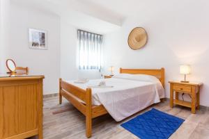 T3 Moinho by Seewest في Santo Amaro: غرفة نوم بها سرير وطاولتين ونافذة