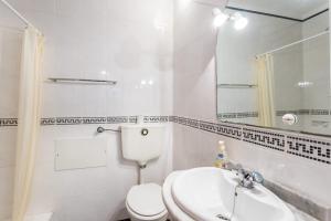 T3 Moinho by Seewest في Santo Amaro: حمام أبيض مع مرحاض ومغسلة +20 صورة