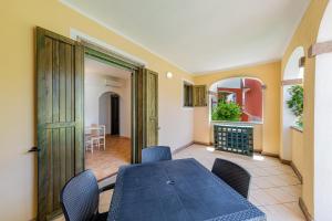 a dining room with a table and chairs at Residenza Le Farfalle in Tergu