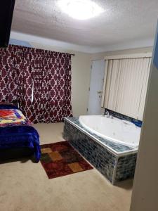 Bilik mandi di STAY AND PLAY, A SPACIOUS 7BDR HOUSE WITH JACUZZI