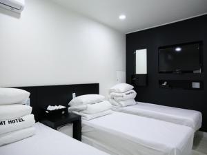 Una cama o camas en una habitación de Korea guesthouse