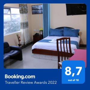 ein Schlafzimmer mit einem Bett, einem Stuhl und einem TV in der Unterkunft Hotel Platinum Class in Nueva Loja