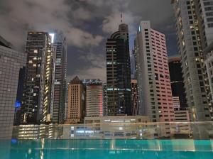 - une vue sur les toits de la ville avec de grands bâtiments dans l'établissement One Bukit Ceylon KLCC, à Kuala Lumpur
